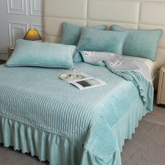 91家纺网 家纺一手货源 找家纺 梓依家纺 2025新款牛奶绒单床裙款蕾丝床盖三件套四件套 海盐蓝