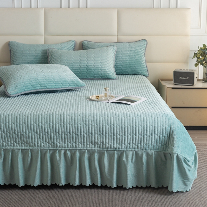 91家纺网 家纺一手货源 找家纺 梓依家纺 2025新款牛奶绒单床裙款蕾丝床盖三件套四件套 海盐蓝