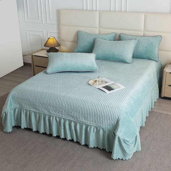 91家纺网 家纺一手货源 找家纺 梓依家纺 2025新款牛奶绒单床裙款蕾丝床盖三件套四件套 海盐蓝