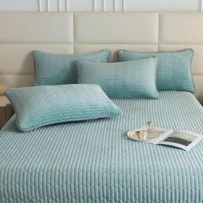 91家纺网 家纺一手货源 找家纺 梓依家纺 2025新款牛奶绒单床裙款蕾丝床盖三件套四件套 海盐蓝