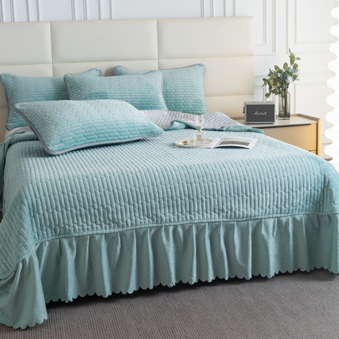 91家纺网 家纺一手货源 找家纺 梓依家纺 2025新款牛奶绒单床裙款蕾丝床盖三件套四件套 海盐蓝