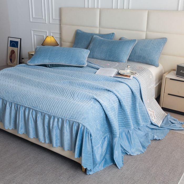 91家纺网 家纺一手货源 找家纺 梓依家纺 2025新款牛奶绒单床裙款蕾丝床盖三件套四件套 海洋蓝
