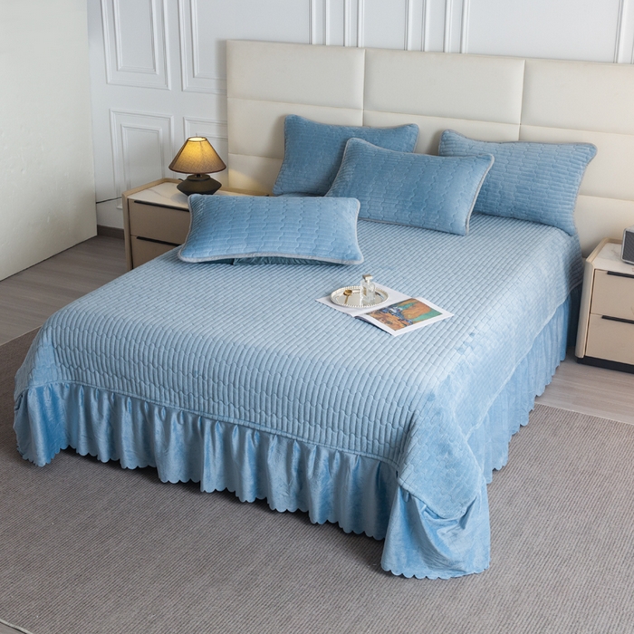 91家纺网 家纺一手货源 找家纺 梓依家纺 2025新款牛奶绒单床裙款蕾丝床盖三件套四件套 海洋蓝