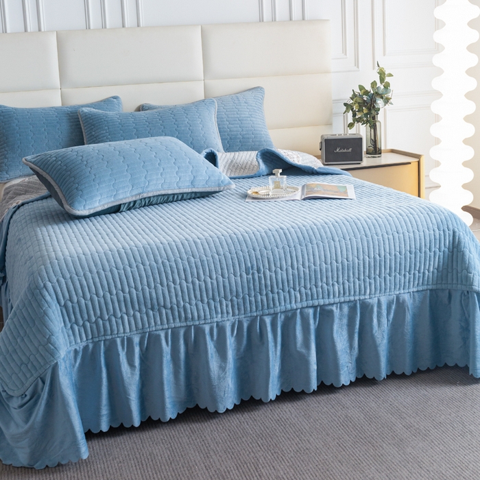 91家纺网 家纺一手货源 找家纺 梓依家纺 2025新款牛奶绒单床裙款蕾丝床盖三件套四件套 海洋蓝