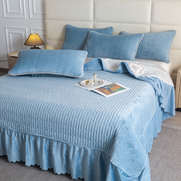 91家纺网 家纺一手货源 找家纺 梓依家纺 2025新款牛奶绒单床裙款蕾丝床盖三件套四件套 海洋蓝