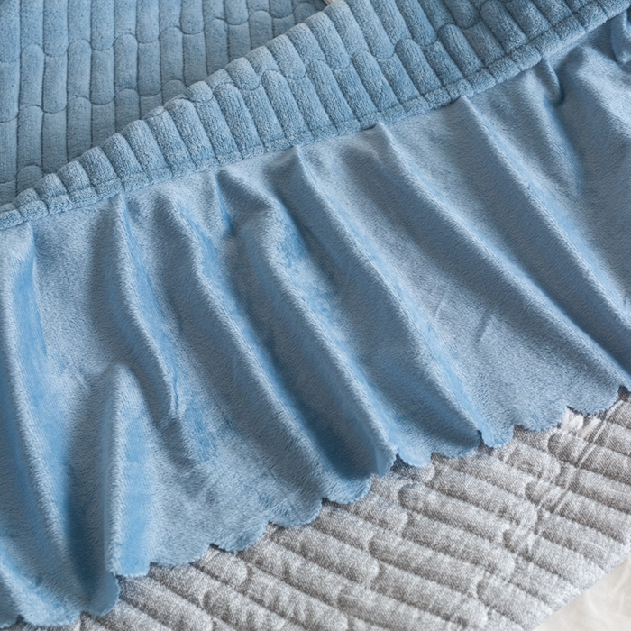 91家纺网 家纺一手货源 找家纺 梓依家纺 2025新款牛奶绒单床裙款蕾丝床盖三件套四件套 海洋蓝