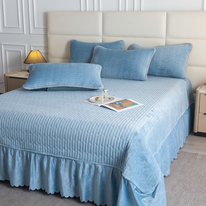 91家纺网 家纺一手货源 找家纺 梓依家纺 2025新款牛奶绒单床裙款蕾丝床盖三件套四件套 海洋蓝