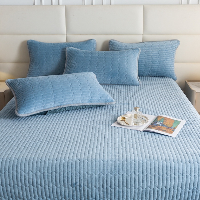 91家纺网 家纺一手货源 找家纺 梓依家纺 2025新款牛奶绒单床裙款蕾丝床盖三件套四件套 海洋蓝