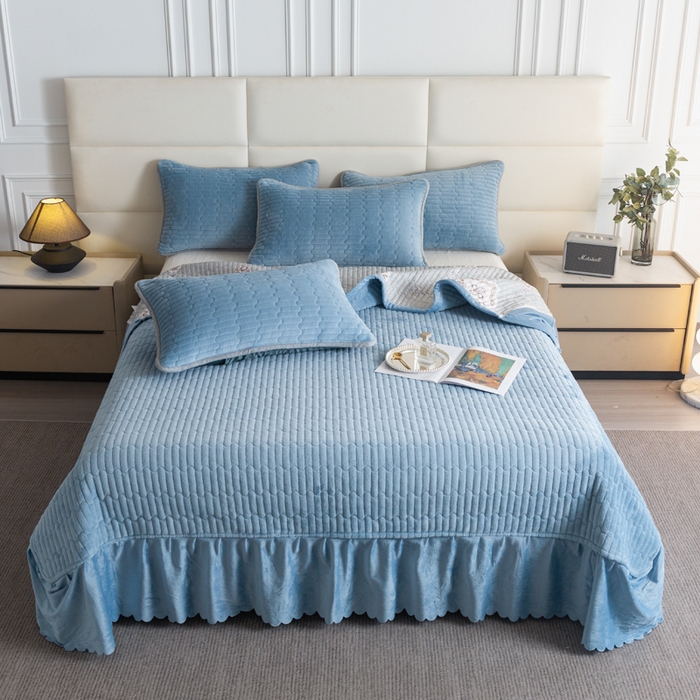 91家纺网 家纺一手货源 找家纺 梓依家纺 2025新款牛奶绒单床裙款蕾丝床盖三件套四件套 海洋蓝