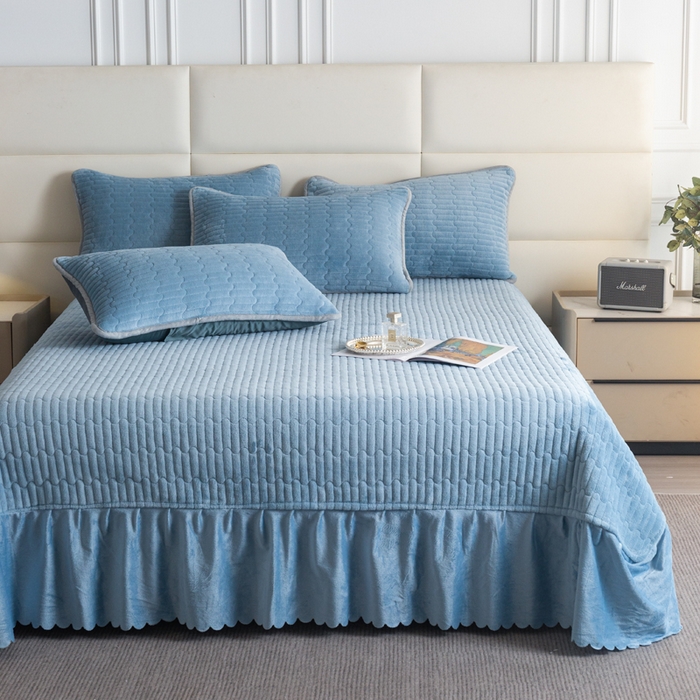 91家纺网 家纺一手货源 找家纺 梓依家纺 2025新款牛奶绒单床裙款蕾丝床盖三件套四件套 海洋蓝