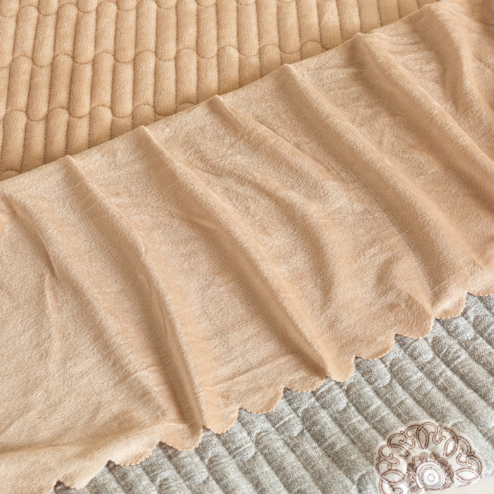 91家纺网 家纺一手货源 找家纺 梓依家纺 2025新款牛奶绒单床裙款蕾丝床盖三件套四件套 奶茶色