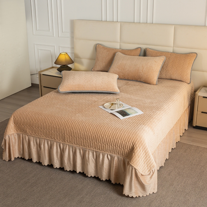 91家纺网 家纺一手货源 找家纺 梓依家纺 2025新款牛奶绒单床裙款蕾丝床盖三件套四件套 奶茶色