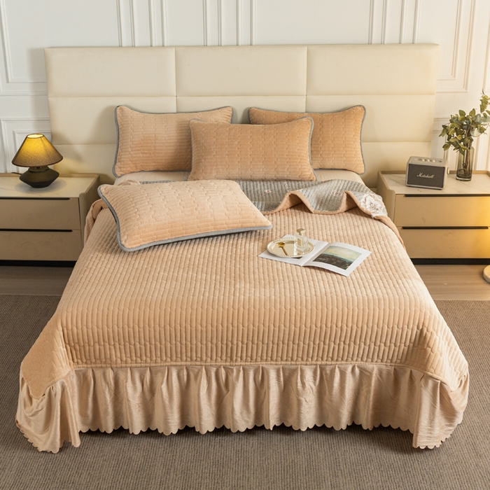 91家纺网 家纺一手货源 找家纺 梓依家纺 2025新款牛奶绒单床裙款蕾丝床盖三件套四件套 奶茶色