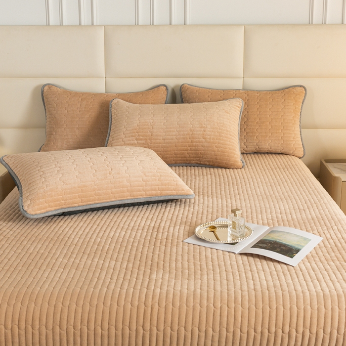 91家纺网 家纺一手货源 找家纺 梓依家纺 2025新款牛奶绒单床裙款蕾丝床盖三件套四件套 奶茶色