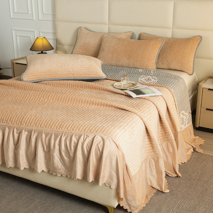 91家纺网 家纺一手货源 找家纺 梓依家纺 2025新款牛奶绒单床裙款蕾丝床盖三件套四件套 奶茶色