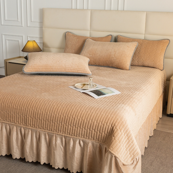 91家纺网 家纺一手货源 找家纺 梓依家纺 2025新款牛奶绒单床裙款蕾丝床盖三件套四件套 奶茶色