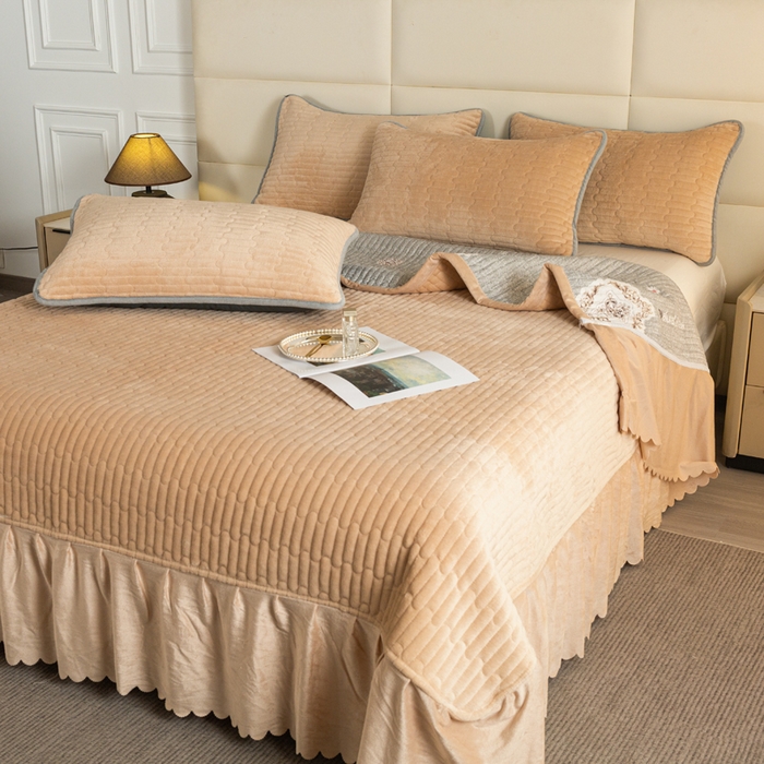 91家纺网 家纺一手货源 找家纺 梓依家纺 2025新款牛奶绒单床裙款蕾丝床盖三件套四件套 奶茶色