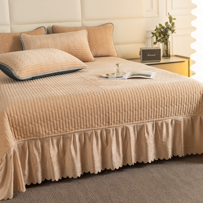 91家纺网 家纺一手货源 找家纺 梓依家纺 2025新款牛奶绒单床裙款蕾丝床盖三件套四件套 奶茶色