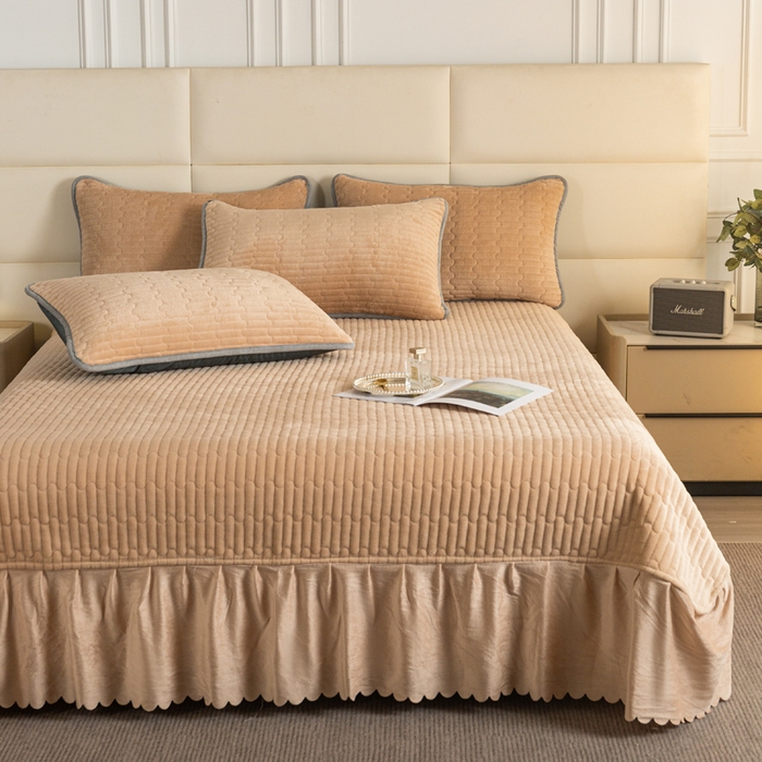 91家纺网 家纺一手货源 找家纺 梓依家纺 2025新款牛奶绒单床裙款蕾丝床盖三件套四件套 奶茶色