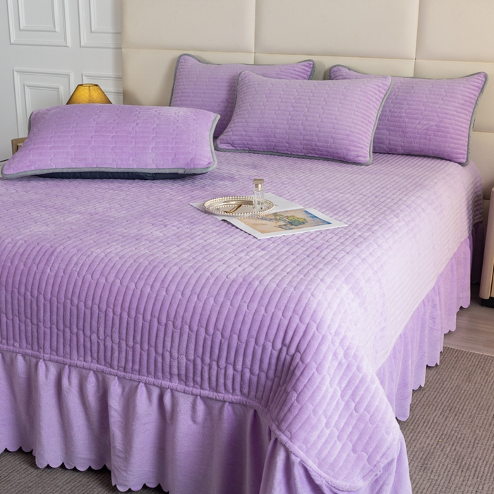 91家纺网 家纺一手货源 找家纺 梓依家纺 2025新款牛奶绒单床裙款蕾丝床盖三件套四件套 奶油紫