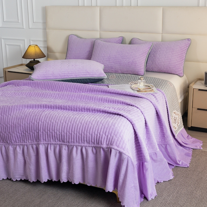 91家纺网 家纺一手货源 找家纺 梓依家纺 2025新款牛奶绒单床裙款蕾丝床盖三件套四件套 奶油紫