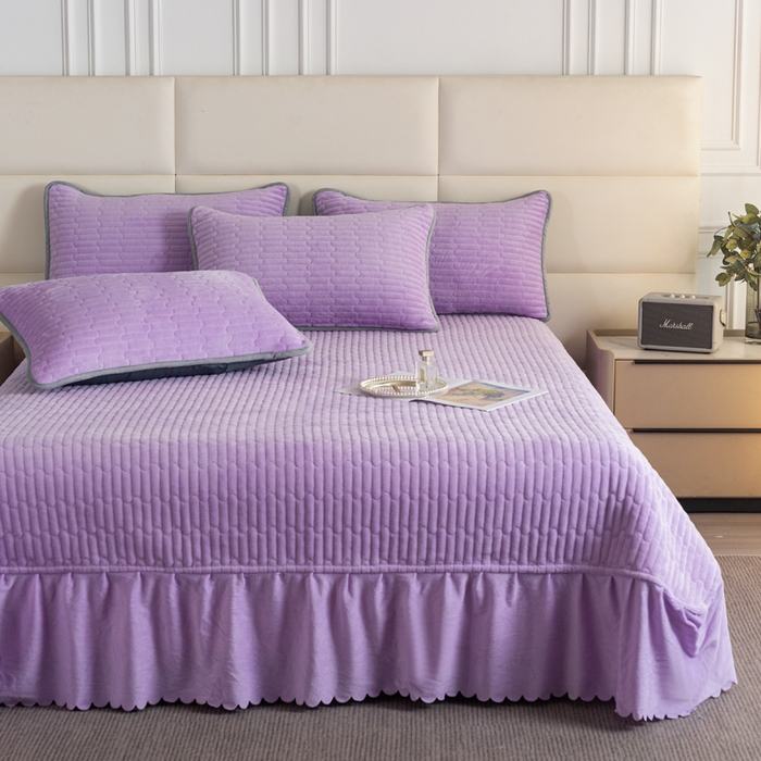 91家纺网 家纺一手货源 找家纺 梓依家纺 2025新款牛奶绒单床裙款蕾丝床盖三件套四件套 奶油紫