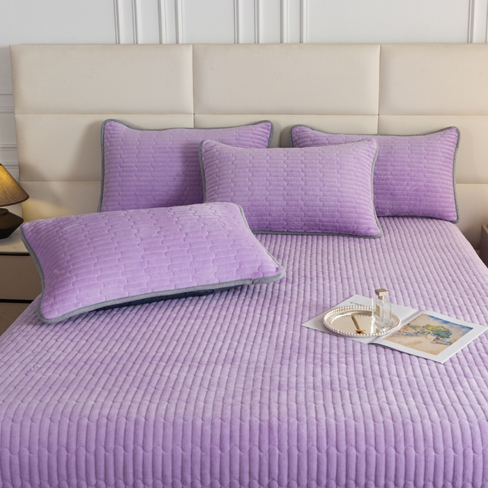 91家纺网 家纺一手货源 找家纺 梓依家纺 2025新款牛奶绒单床裙款蕾丝床盖三件套四件套 奶油紫