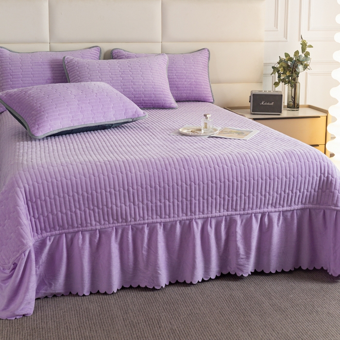 91家纺网 家纺一手货源 找家纺 梓依家纺 2025新款牛奶绒单床裙款蕾丝床盖三件套四件套 奶油紫