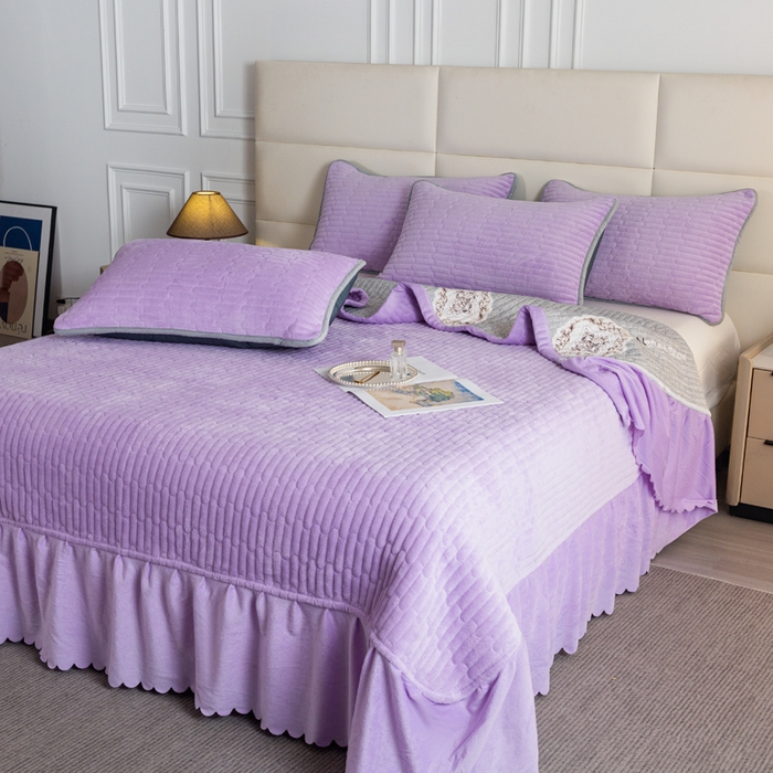 91家纺网 家纺一手货源 找家纺 梓依家纺 2025新款牛奶绒单床裙款蕾丝床盖三件套四件套 奶油紫