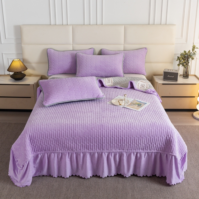 91家纺网 家纺一手货源 找家纺 梓依家纺 2025新款牛奶绒单床裙款蕾丝床盖三件套四件套 奶油紫