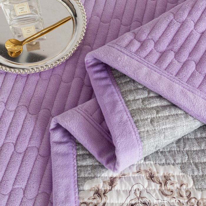 91家纺网 家纺一手货源 找家纺 梓依家纺 2025新款牛奶绒单床裙款蕾丝床盖三件套四件套 奶油紫