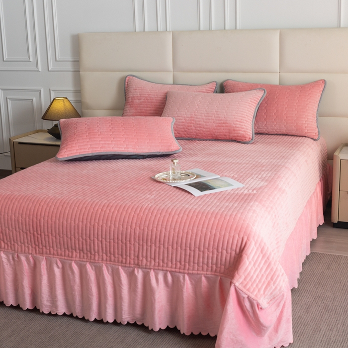 91家纺网 家纺一手货源 找家纺 梓依家纺 2025新款牛奶绒单床裙款蕾丝床盖三件套四件套 樱花粉