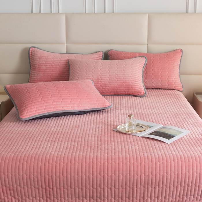 91家纺网 家纺一手货源 找家纺 梓依家纺 2025新款牛奶绒单床裙款蕾丝床盖三件套四件套 樱花粉