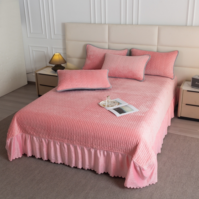 91家纺网 家纺一手货源 找家纺 梓依家纺 2025新款牛奶绒单床裙款蕾丝床盖三件套四件套 樱花粉