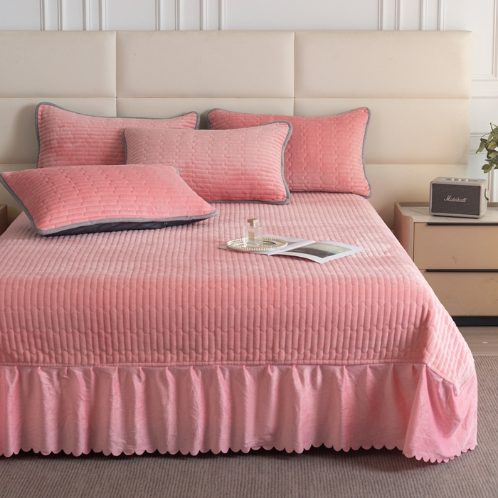 91家纺网 家纺一手货源 找家纺 梓依家纺 2025新款牛奶绒单床裙款蕾丝床盖三件套四件套 樱花粉