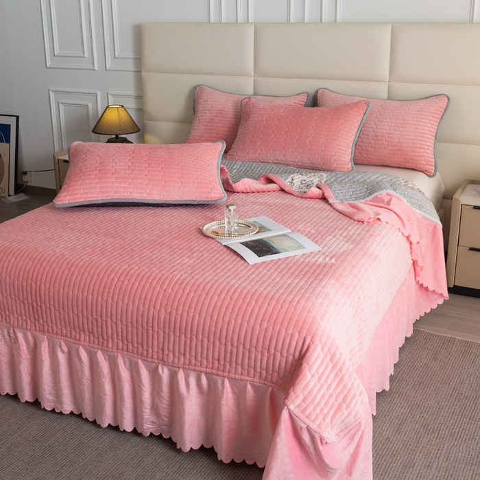 91家纺网 家纺一手货源 找家纺 梓依家纺 2025新款牛奶绒单床裙款蕾丝床盖三件套四件套 樱花粉