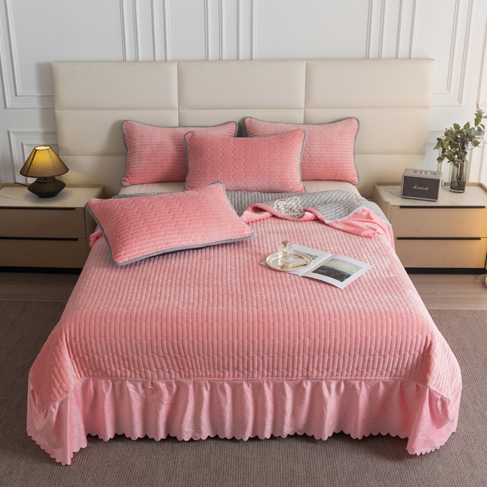 91家纺网 家纺一手货源 找家纺 梓依家纺 2025新款牛奶绒单床裙款蕾丝床盖三件套四件套 樱花粉