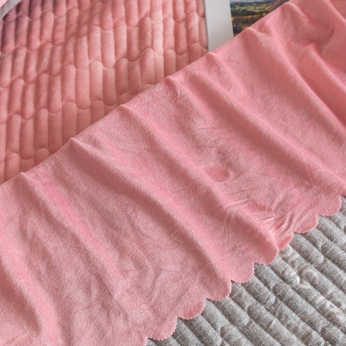 91家纺网 家纺一手货源 找家纺 梓依家纺 2025新款牛奶绒单床裙款蕾丝床盖三件套四件套 樱花粉