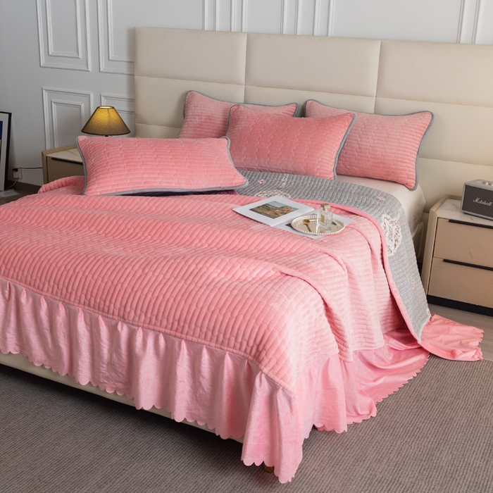 91家纺网 家纺一手货源 找家纺 梓依家纺 2025新款牛奶绒单床裙款蕾丝床盖三件套四件套 樱花粉