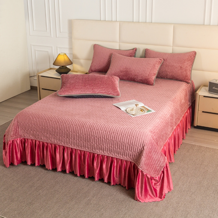 91家纺网 家纺一手货源 找家纺 梓依家纺 2025新款牛奶绒单床裙款蕾丝床盖三件套四件套 砖红色