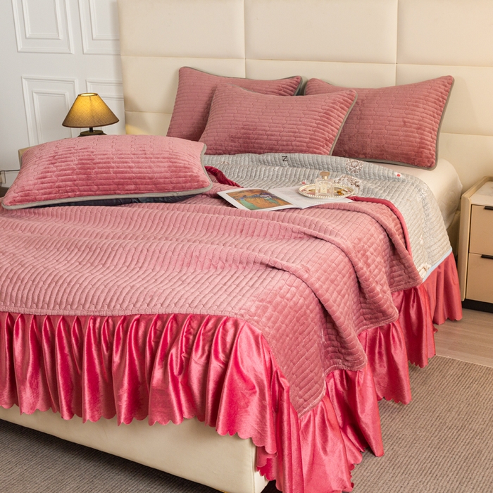 91家纺网 家纺一手货源 找家纺 梓依家纺 2025新款牛奶绒单床裙款蕾丝床盖三件套四件套 砖红色