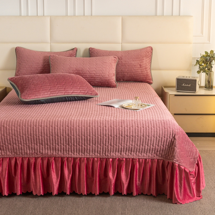 91家纺网 家纺一手货源 找家纺 梓依家纺 2025新款牛奶绒单床裙款蕾丝床盖三件套四件套 砖红色