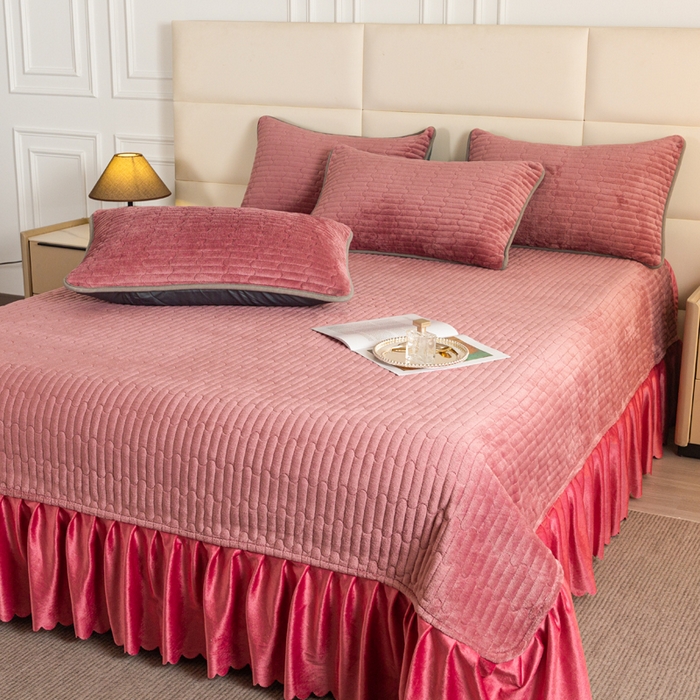 91家纺网 家纺一手货源 找家纺 梓依家纺 2025新款牛奶绒单床裙款蕾丝床盖三件套四件套 砖红色