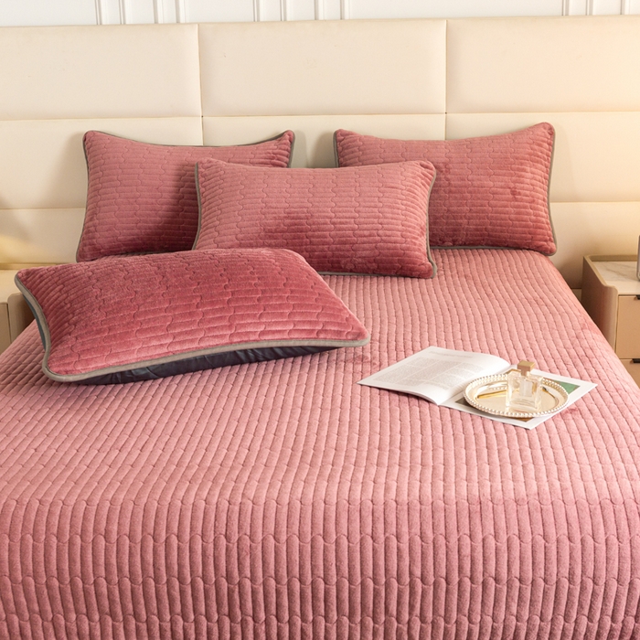 91家纺网 家纺一手货源 找家纺 梓依家纺 2025新款牛奶绒单床裙款蕾丝床盖三件套四件套 砖红色