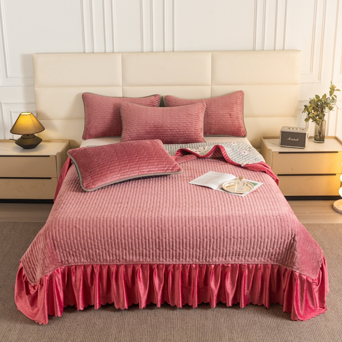 91家纺网 家纺一手货源 找家纺 梓依家纺 2025新款牛奶绒单床裙款蕾丝床盖三件套四件套 砖红色