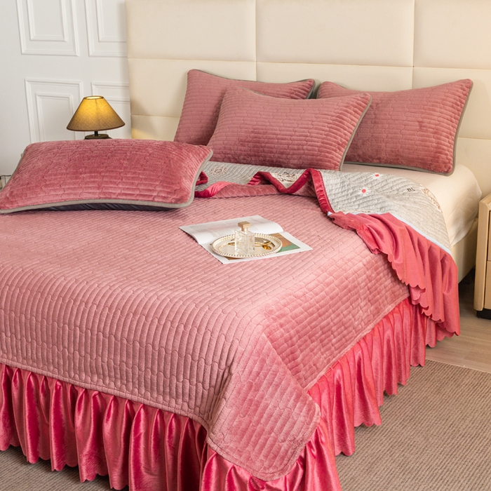 91家纺网 家纺一手货源 找家纺 梓依家纺 2025新款牛奶绒单床裙款蕾丝床盖三件套四件套 砖红色