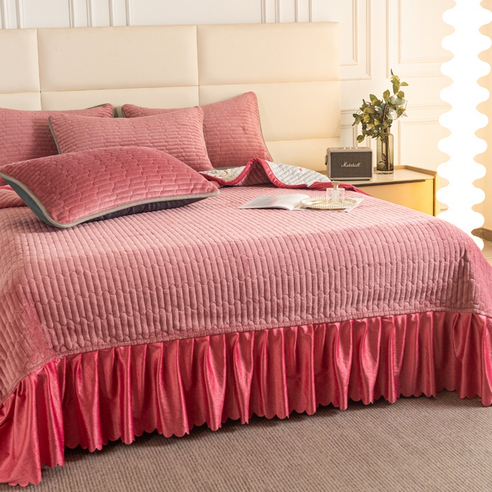 91家纺网 家纺一手货源 找家纺 梓依家纺 2025新款牛奶绒单床裙款蕾丝床盖三件套四件套 砖红色