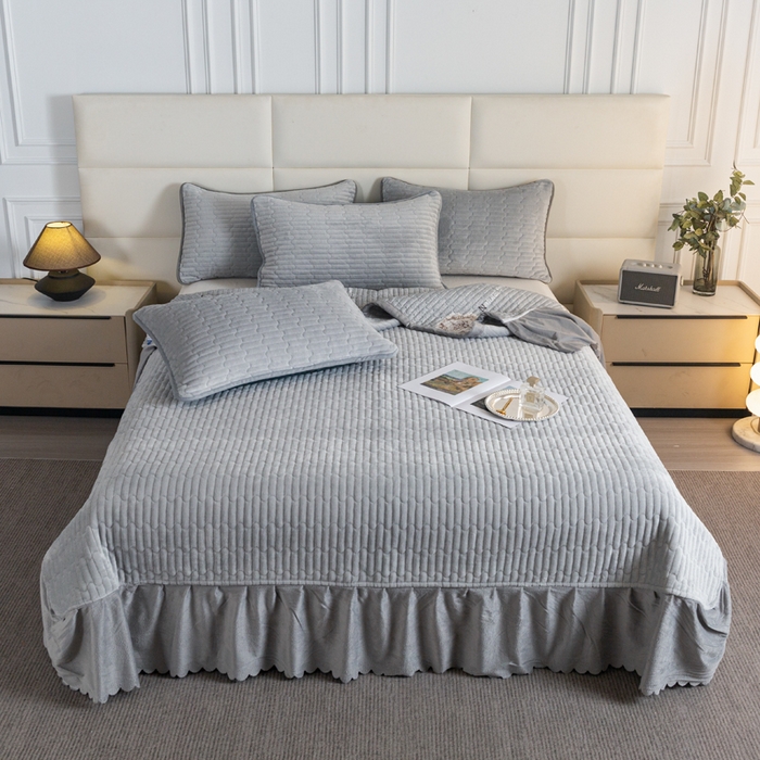 91家纺网 家纺一手货源 找家纺 梓依家纺 2025新款牛奶绒单床裙款蕾丝床盖三件套四件套 优雅灰