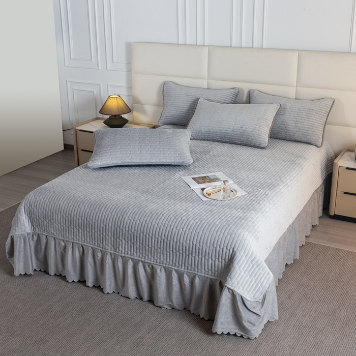 91家纺网 家纺一手货源 找家纺 梓依家纺 2025新款牛奶绒单床裙款蕾丝床盖三件套四件套 优雅灰