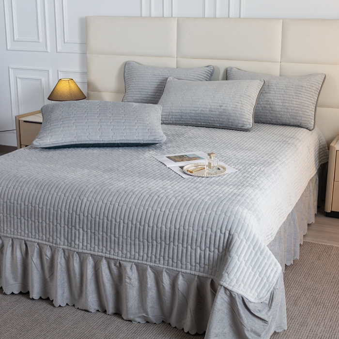 91家纺网 家纺一手货源 找家纺 梓依家纺 2025新款牛奶绒单床裙款蕾丝床盖三件套四件套 优雅灰